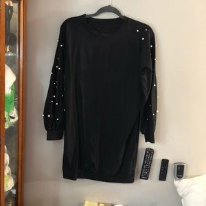 Dress with pearls on the sleeve